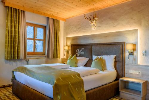 Postel nebo postele na pokoji v ubytování Vier Jahreszeiten Wellnessresort Achensee