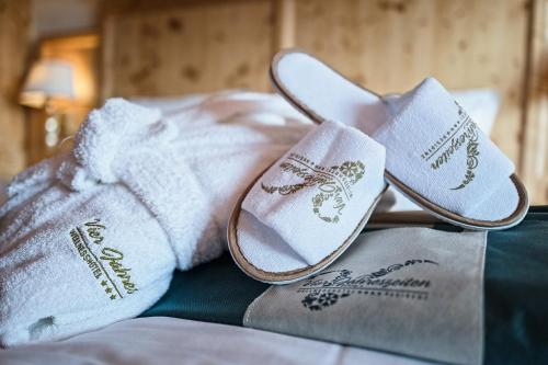 Postel nebo postele na pokoji v ubytování Vier Jahreszeiten Wellnessresort Achensee