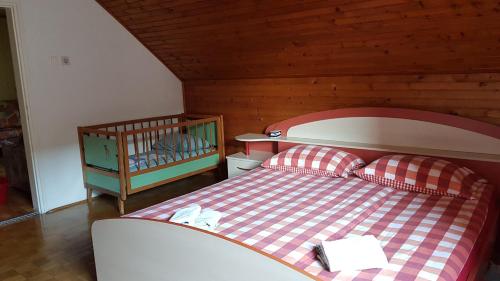 Tempat tidur dalam kamar di Pri Šimenc