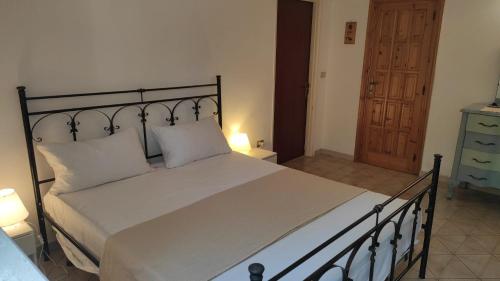 a bedroom with a large bed with white pillows at Il Limoneto 3, casa vacanze Parghelia-Tropea in Parghelia