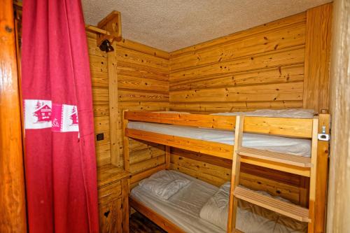 uma cabina de madeira com 2 beliches em le burel la triade 4 personnes em Lanslevillard