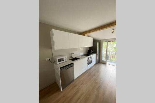 Η κουζίνα ή μικρή κουζίνα στο new construction penthouse with pool and wifi