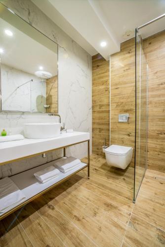 a bathroom with a tub and a sink and a toilet at Ski Hotel in Žabljak