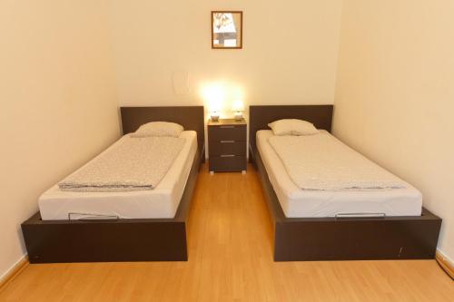 Postel nebo postele na pokoji v ubytování Apartments in Vienna near Schönbrunn & Westbahnhof - Keyless Check-In