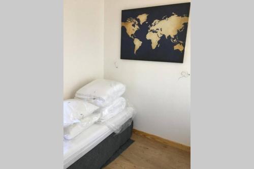 a room with a map of the world on the wall at Appart ac balcon - Pied des pistes in Loudenvielle