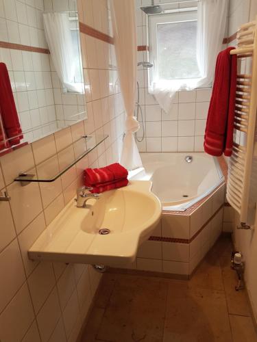 Phòng tắm tại Ferienhäusle vom Hof Chirphendorf