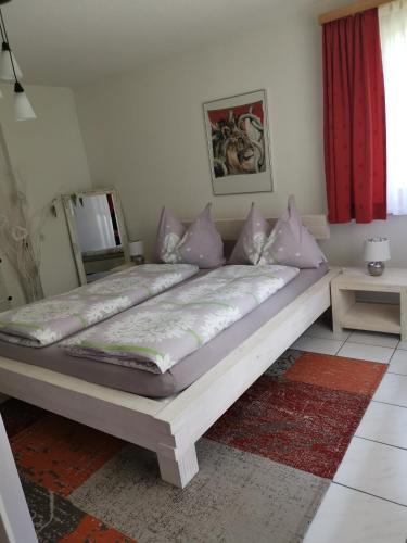 ヴィルダースヴィルにあるObereigasseの大型ベッド1台(紫色の枕付)