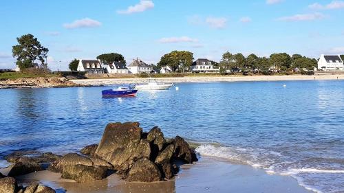 a boat sitting on the shore of a body of water at Gîte mon plaisir in Carnac