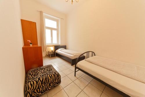 Postel nebo postele na pokoji v ubytování Apartments in Vienna near Schönbrunn & Westbahnhof - Keyless Check-In