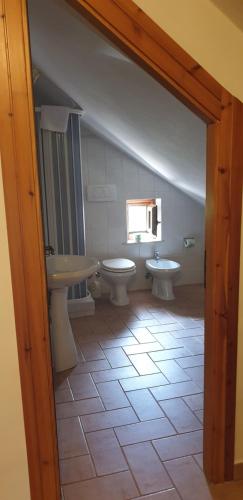 een badkamer met 2 toiletten en een wastafel bij LH Albergo Il Paradiso in Pescasseroli