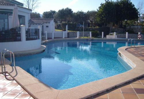 ein großer Pool mit blauem Wasser im Hof in der Unterkunft Luxury apartment- magnificent view in Pego
