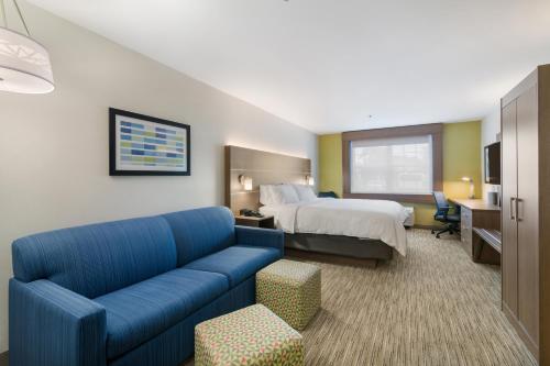 En eller flere senger på et rom på Holiday Inn Express - Plymouth, an IHG Hotel
