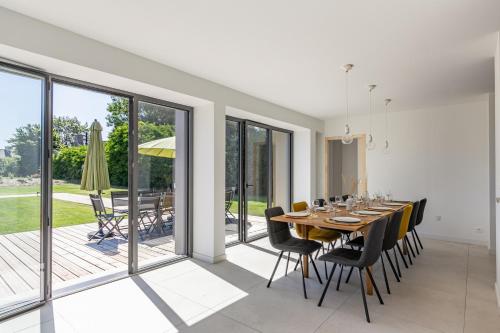 une salle à manger avec une table et des chaises dans l'établissement Keroc'h - Maison vue mer & Jacuzzi, à Pleubian