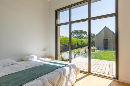 una camera con un letto e una grande finestra di Keroc'h - Maison vue mer & Jacuzzi a Pleubian