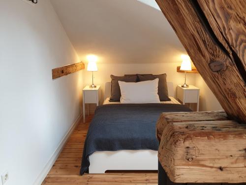 ein Schlafzimmer mit einem Bett und zwei Lampen an zwei Tischen in der Unterkunft Bahnhof Grombach in Bad Rappenau