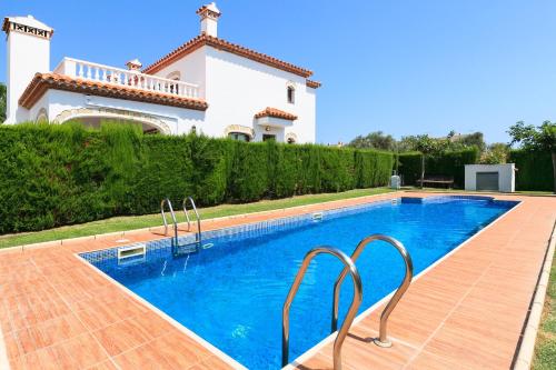 Piscina de la sau aproape de UHC Magraners Family Complex