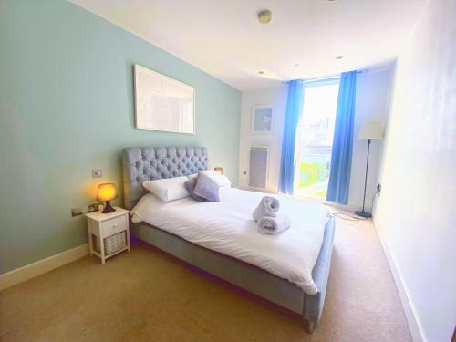 Un dormitorio con una cama con un osito de peluche. en The Hayes - LONG STAY OFFER - Central Cardiff Abode by CTO Serviced Apartments, en Cardiff