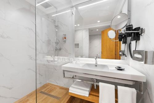 La salle de bains est pourvue d'un lavabo et d'un miroir. dans l'établissement Hotel Riu Tikida Garden - All Inclusive Adults Only, à Marrakech
