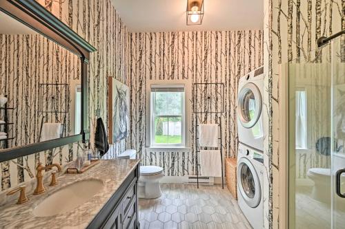 uma casa de banho com um lavatório e uma máquina de lavar e secar roupa em Charming Cottage Less Than 1 Mi to Owls Nest Resort! em Campton