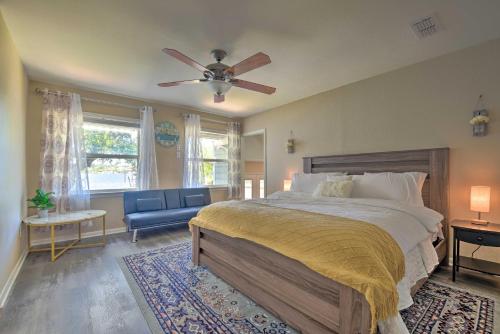 une chambre avec un lit et un ventilateur de plafond dans l'établissement Spacious Granbury Home with Lakefront Outdoor Oasis!, à Granbury