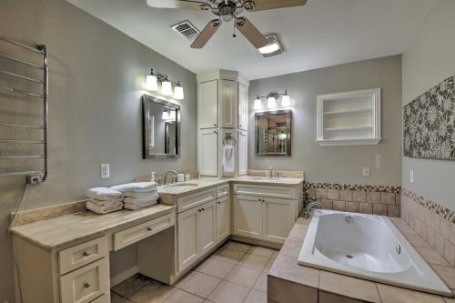 La salle de bains est pourvue d'une baignoire, de 2 lavabos et d'une douche. dans l'établissement Spacious Granbury Home with Lakefront Outdoor Oasis!, à Granbury