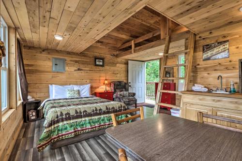 Afbeelding uit fotogalerij van Lakefront Rocky Mount Main House with 3 Cabins! in Rocky Mount