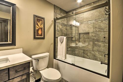 Un baño con ducha, inodoro y lavabo. en Grand Slam Ranch Hike and Fly Fish On-Site!, en McLeod