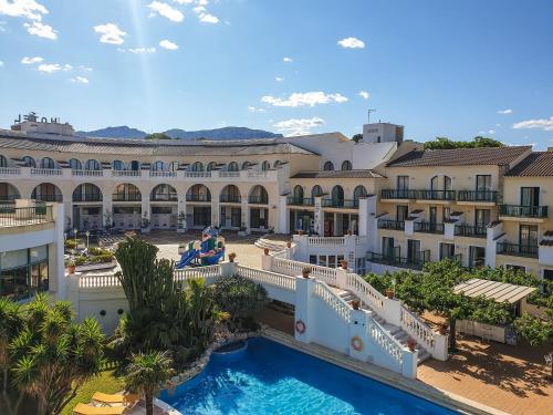 vista aerea di un resort con piscina di Medplaya Hotel Pino Alto a Miami Platja