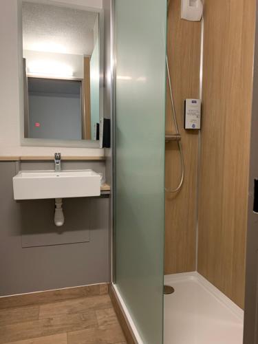 A bathroom at Kyriad Direct - Bourg les Valence