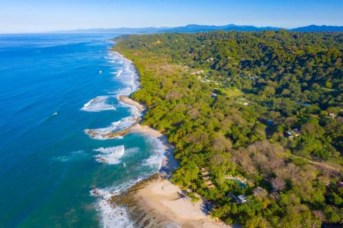una vista aérea de una playa y el océano en Luxury Beachfront Villa with private pool at Nantipa, en Santa Teresa Beach