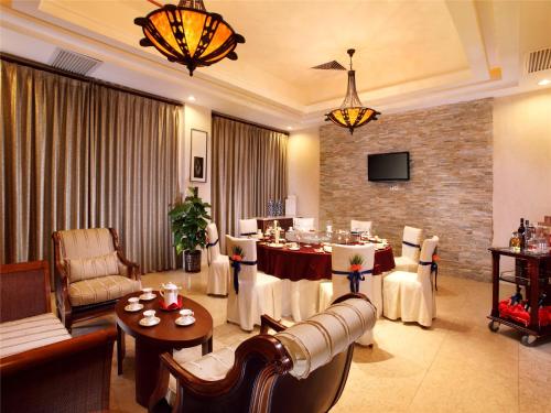 a large living room with a table and chairs at Timton Fuhe Hotel, Sanya in Sanya