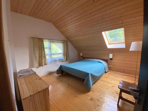 sypialnia z łóżkiem w drewnianym pokoju w obiekcie Шале Лаванда w mieście Skole