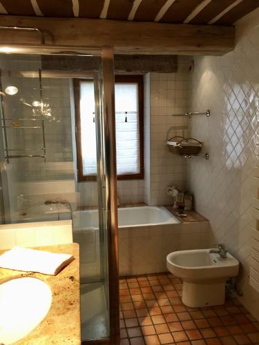 une salle de bain avec une baignoire, des toilettes et un lavabo dans l'établissement Exceptional Valbonne Village Historical House, à Valbonne