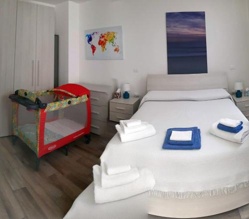 เตียงในห้องที่ Sea Lovers Italy Apartment