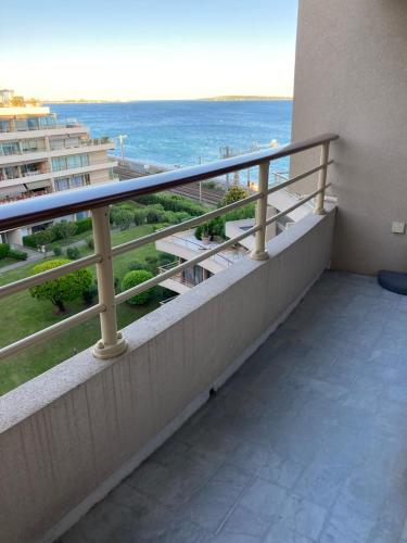 balcone con vista sull'oceano di Beau studio vue Mer Cannes a Cannes