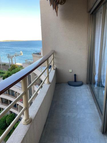 balcone di un edificio con vista sull'oceano di Beau studio vue Mer Cannes a Cannes
