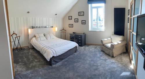 Ένα ή περισσότερα κρεβάτια σε δωμάτιο στο Belle maison de famille