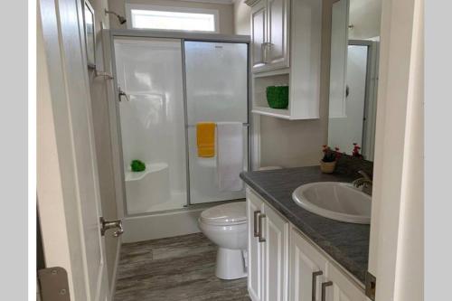 une salle de bain avec des toilettes blanches et un lavabo dans l'établissement Resort Cottage near parks at Great Price!, à Kissimmee