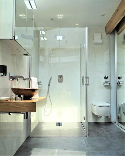 une salle de bain avec une douche, un lavabo et des toilettes dans l'établissement Gîte et maison de vacances Campagne Valérie, à Aix-en-Provence