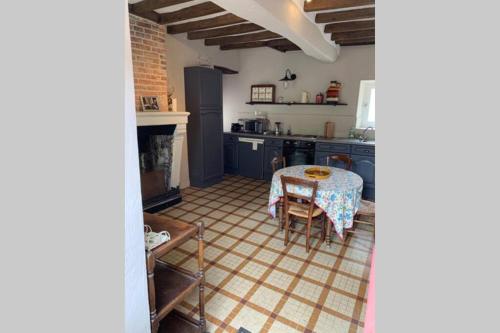 une cuisine avec une table et une salle à manger dans l'établissement LA PETITE MAISON de Chenillé Changé, à Chenillé-Changé