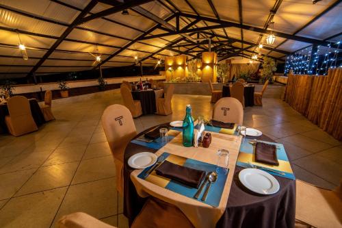 una sala da pranzo con tavolo e sedie in un ristorante di The Terrace by Ladder Mgd by Citrine a Trivandrum