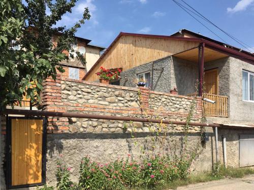 Edifici on està situat l'hostal o pensió
