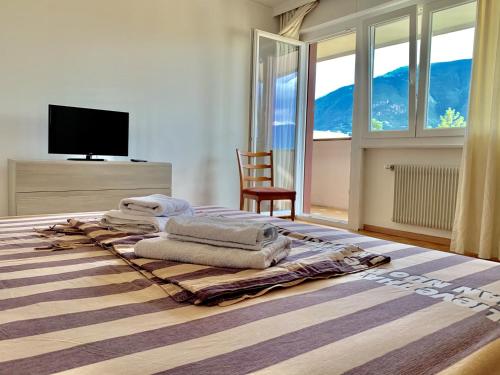 een slaapkamer met een bed met handdoeken erop bij Appartamento Bolzano - Vittorio Veneto - Parcheggio incluso in Bolzano