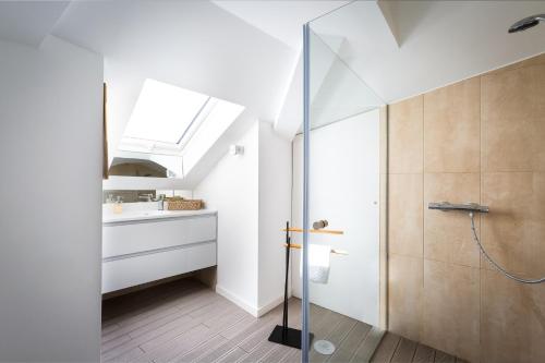 a bathroom with a shower and a sink at Autor Guesthouse in Vila do Conde