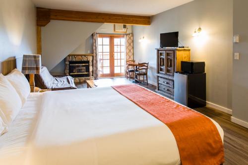 Postel nebo postele na pokoji v ubytování Glacier House Hotel & Resort