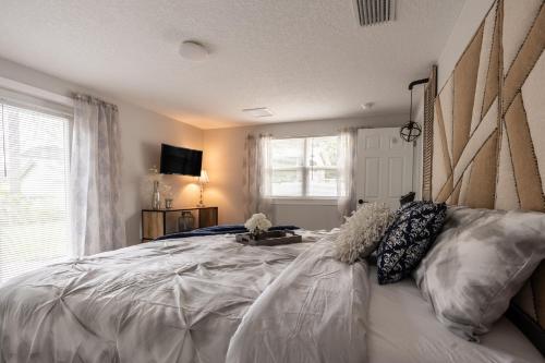 a bedroom with a large bed and a window at Cozy Apartments in the Triplex House, Historic District of Orlando in Orlando