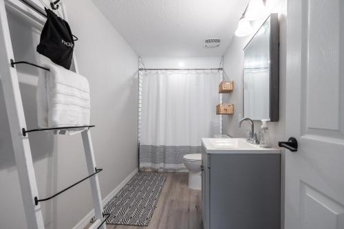 Vonios kambarys apgyvendinimo įstaigoje Cozy Apartments in the Triplex House, Historic District of Orlando
