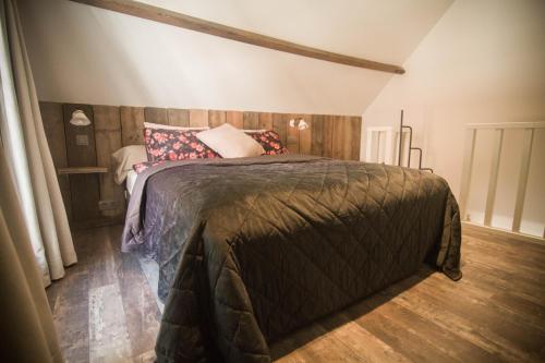 um quarto com uma cama grande num quarto em Gastenkamer Klein Geluk em Bruges