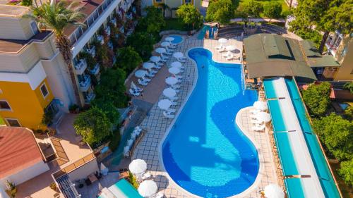 - une vue sur la piscine d'un complexe dans l'établissement Tu Casa Gelidonya Hotel, à Kemer