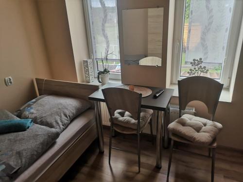 a dining room with a table and chairs and a window at Pokoje FreeDoor in Ługniany